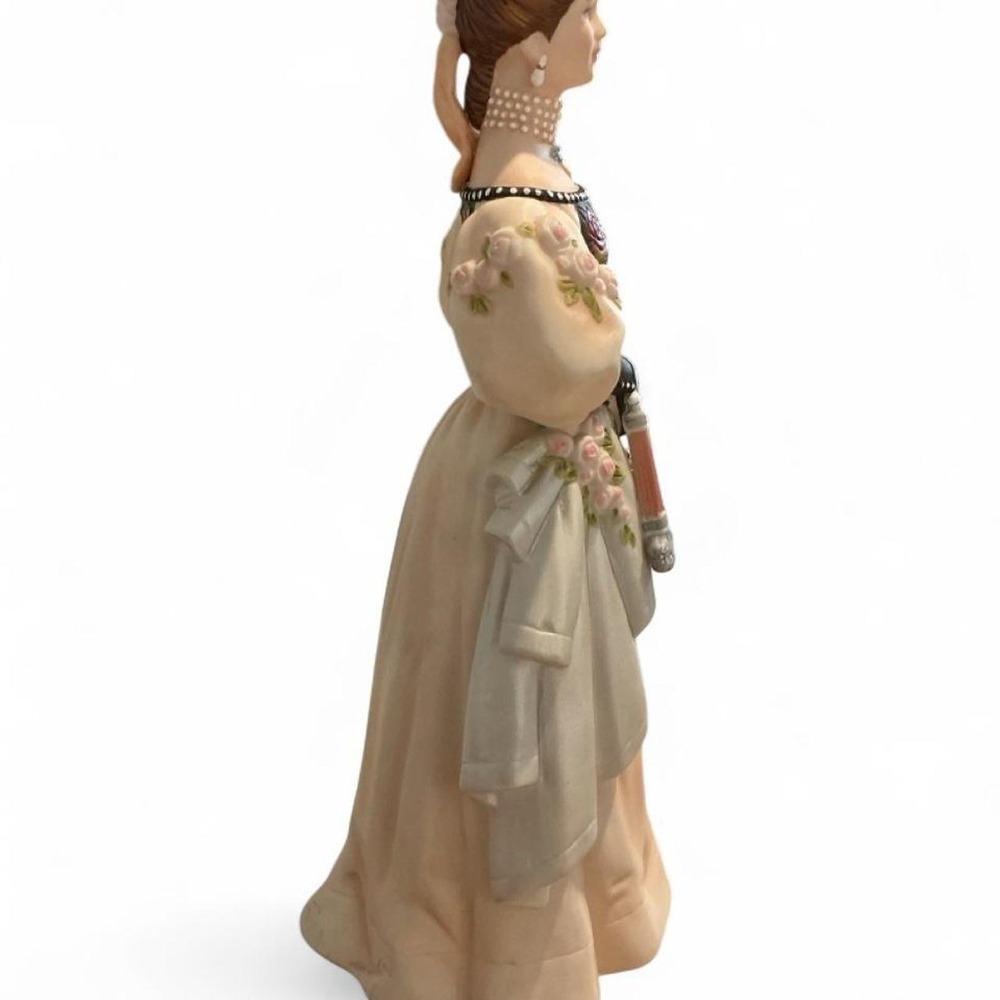 Vintage Avon Mrs Albee Award 2000 Figurine Woman Cream Floral Victorian Style - Picture 6 of 8